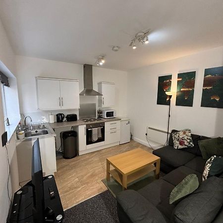 Enjoy A Spacious Lounge With A Cozy Sofa Bed And A Private Ensuite Bedroom Wednesbury Buitenkant foto
