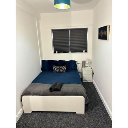 Enjoy A Spacious Lounge With A Cozy Sofa Bed And A Private Ensuite Bedroom Wednesbury Buitenkant foto
