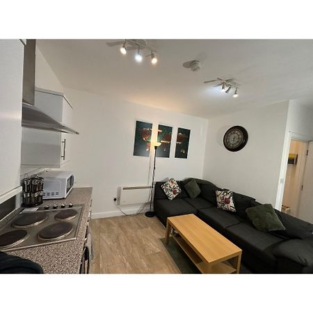 Enjoy A Spacious Lounge With A Cozy Sofa Bed And A Private Ensuite Bedroom Wednesbury Buitenkant foto