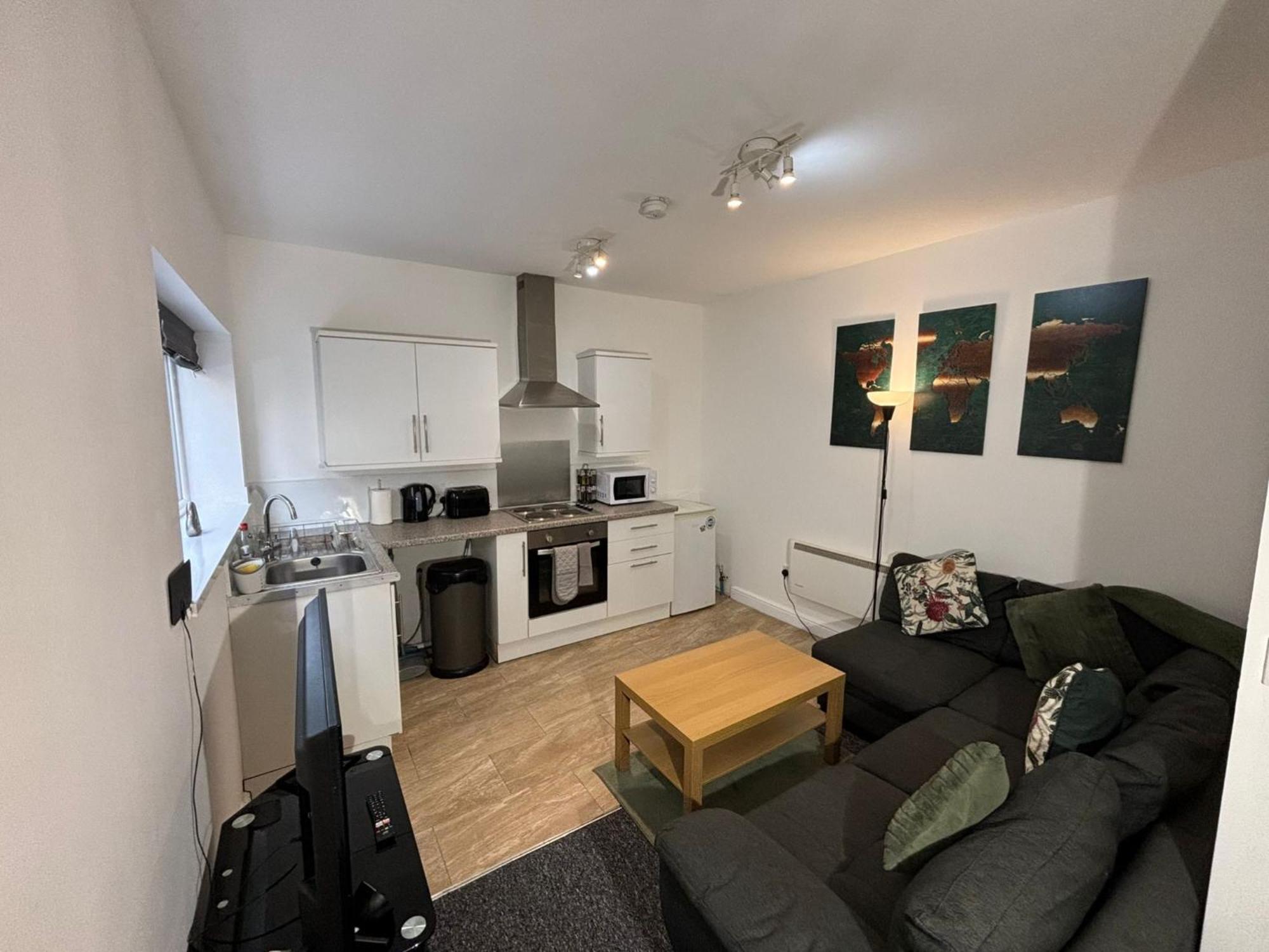 Enjoy A Spacious Lounge With A Cozy Sofa Bed And A Private Ensuite Bedroom Wednesbury Buitenkant foto