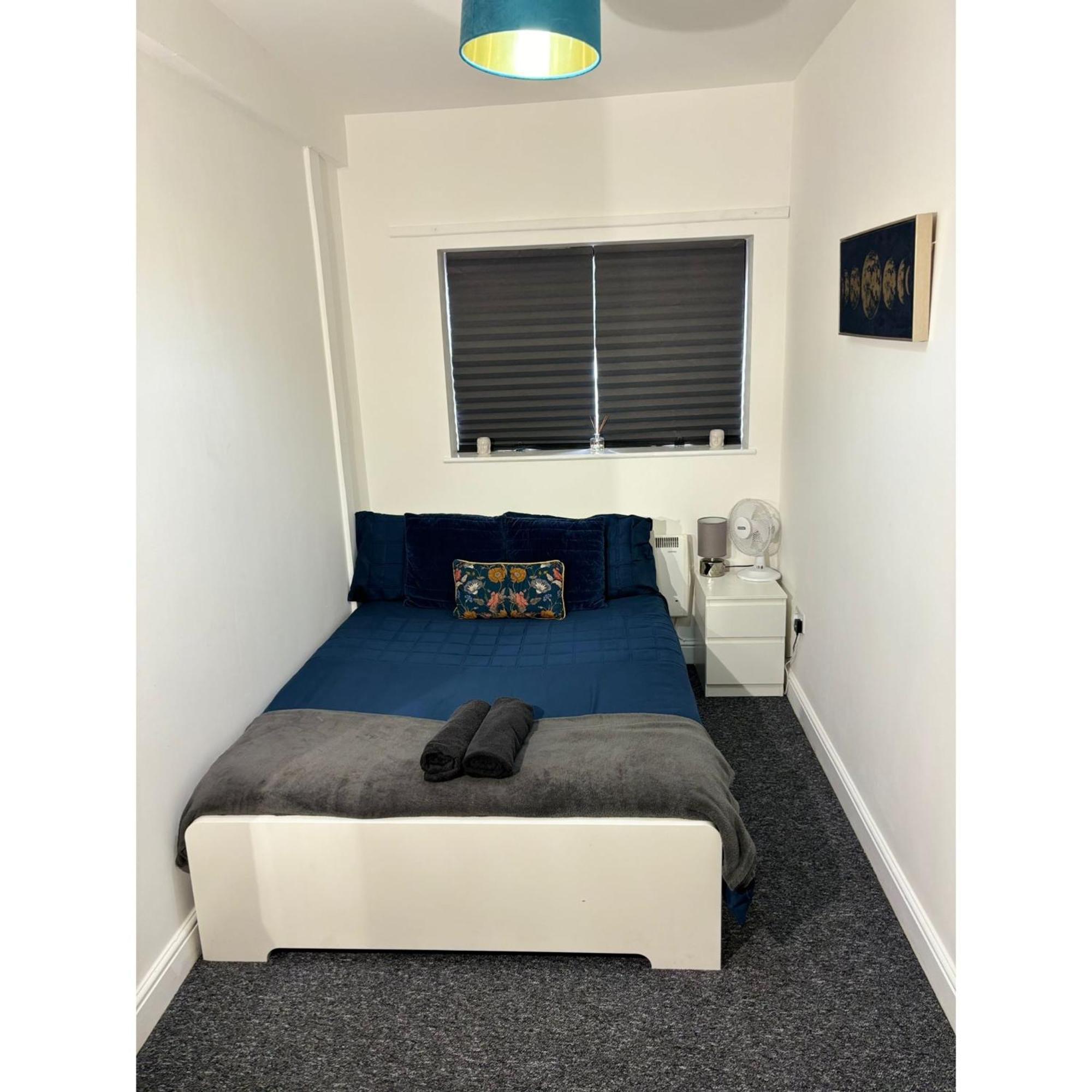 Enjoy A Spacious Lounge With A Cozy Sofa Bed And A Private Ensuite Bedroom Wednesbury Buitenkant foto