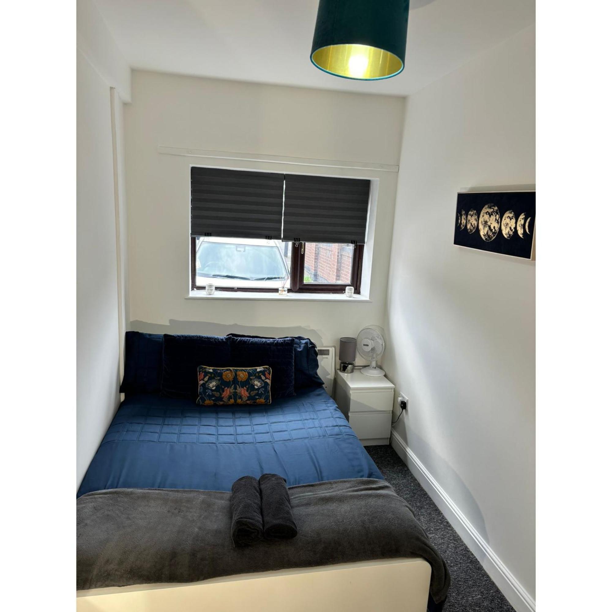 Enjoy A Spacious Lounge With A Cozy Sofa Bed And A Private Ensuite Bedroom Wednesbury Buitenkant foto