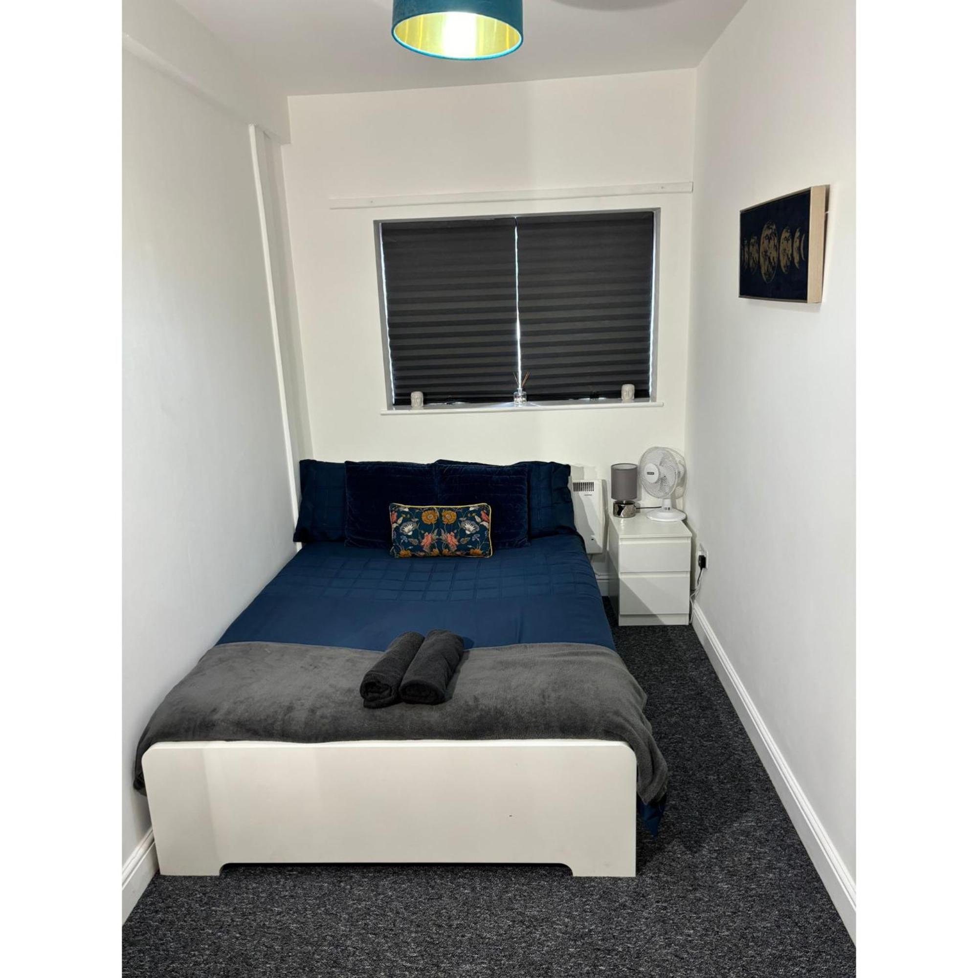 Enjoy A Spacious Lounge With A Cozy Sofa Bed And A Private Ensuite Bedroom Wednesbury Buitenkant foto