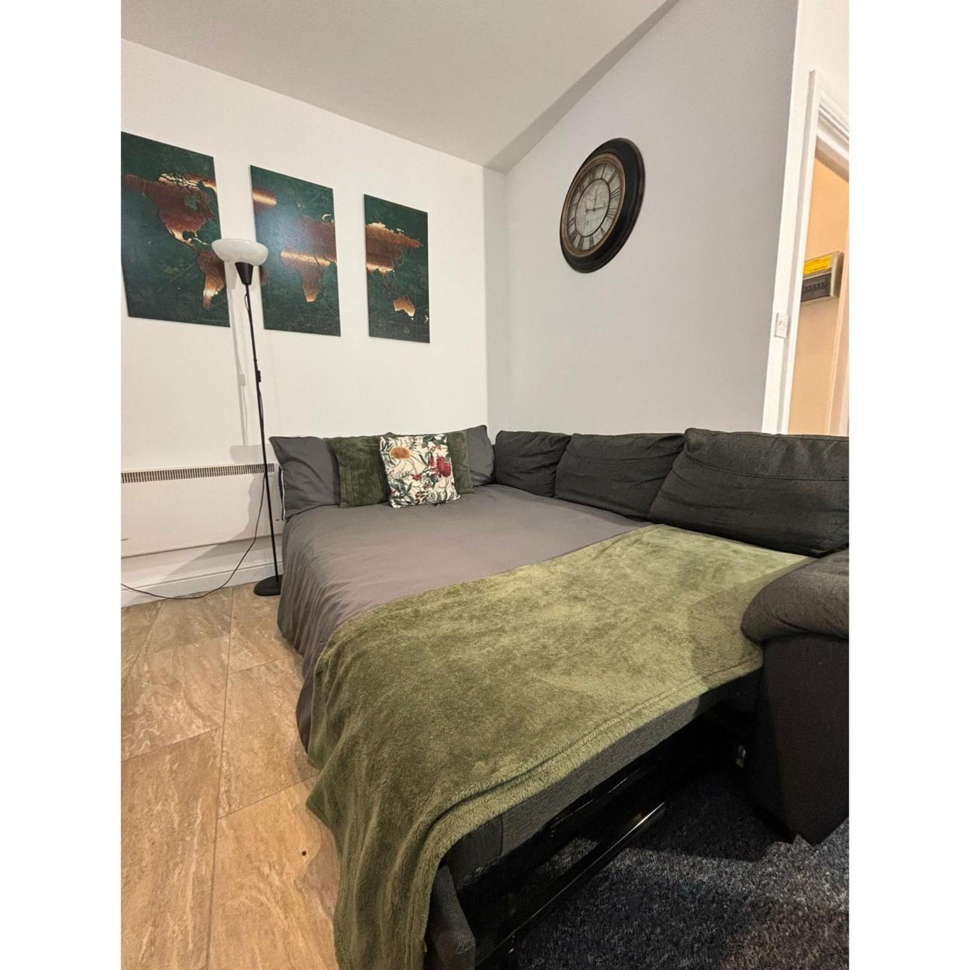 Enjoy A Spacious Lounge With A Cozy Sofa Bed And A Private Ensuite Bedroom Wednesbury Buitenkant foto