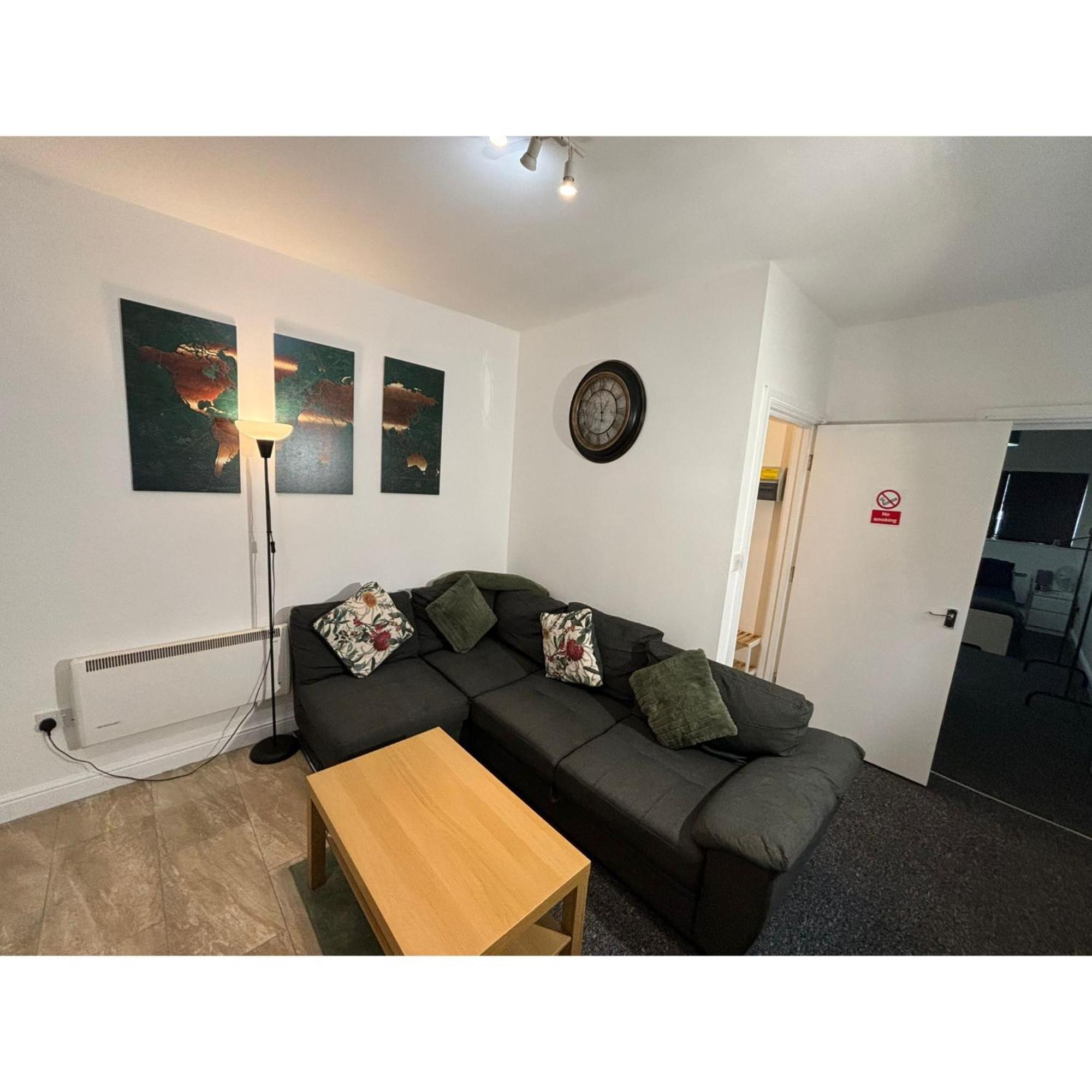Enjoy A Spacious Lounge With A Cozy Sofa Bed And A Private Ensuite Bedroom Wednesbury Buitenkant foto