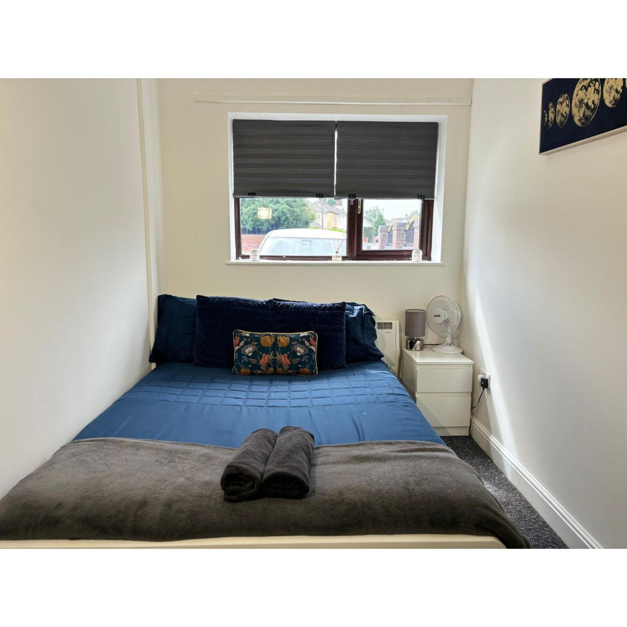 Enjoy A Spacious Lounge With A Cozy Sofa Bed And A Private Ensuite Bedroom Wednesbury Buitenkant foto